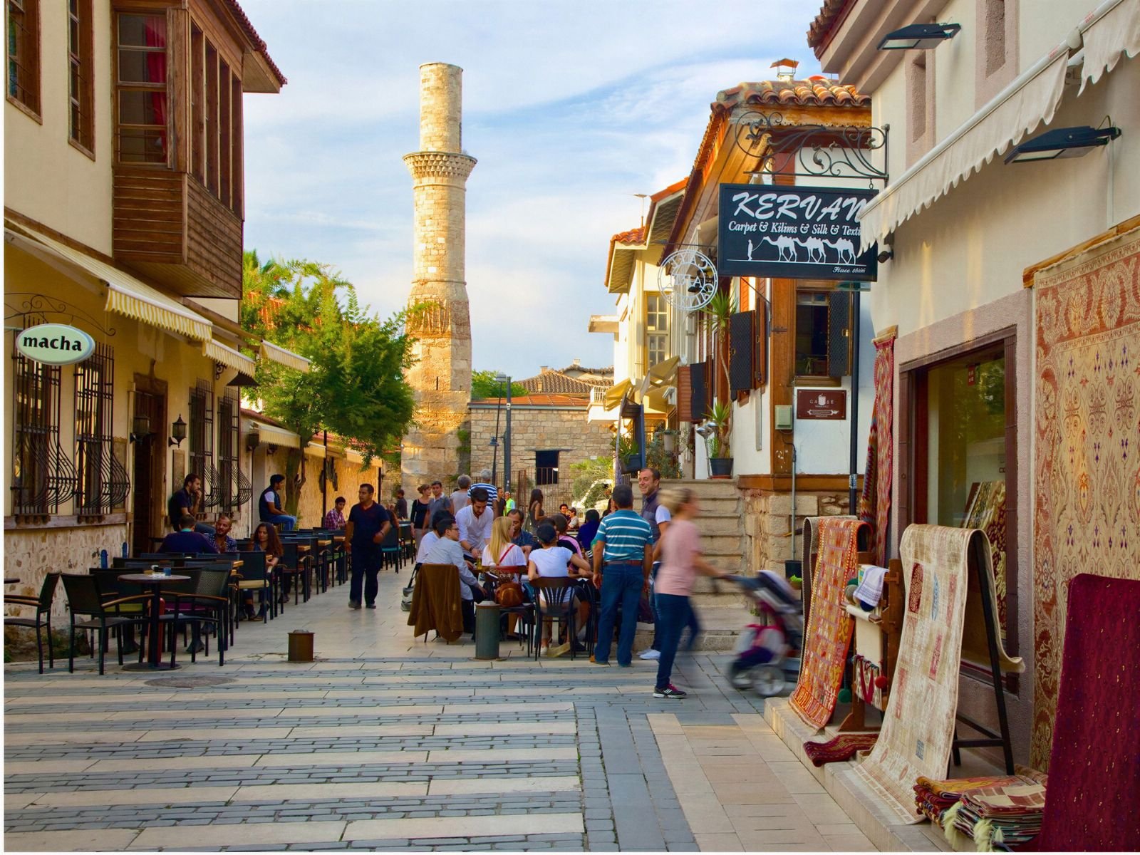 Traditioneller türkischer Basar mit Laternen und Gewürzen
