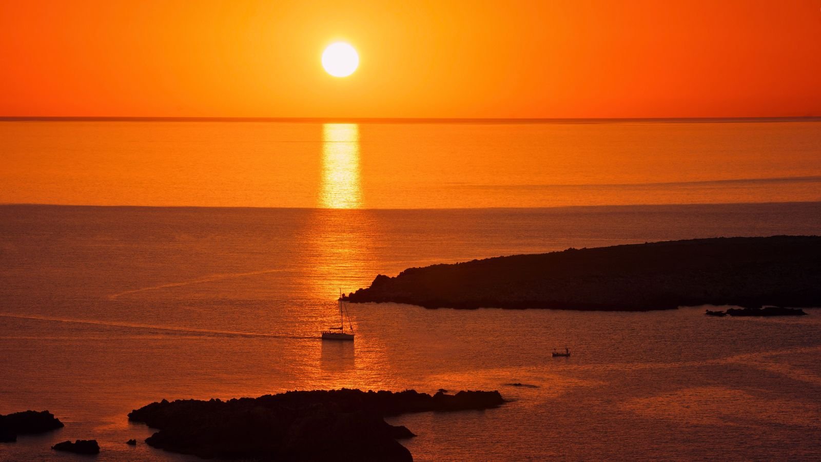 Golden sunset over the sea with sailboat — Turkish Riviera