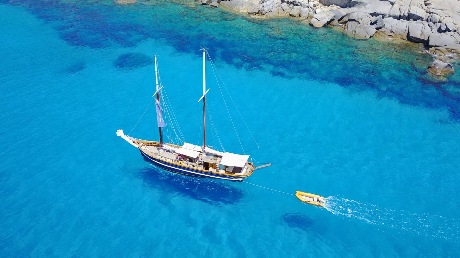 Traditional gulet anchored in turquoise bay — Turkish Riviera boat tour